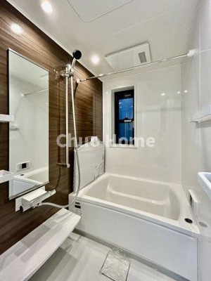 【浴室】 | 荒川区町屋3中古住宅 | 【バスルーム】暖房換気乾燥機付きシステムバスルーム。暖房・冷風・換気・乾燥など、毎日を快適に過ごせるうれしい機能が揃っています。雨の日の洗濯物も安心です。