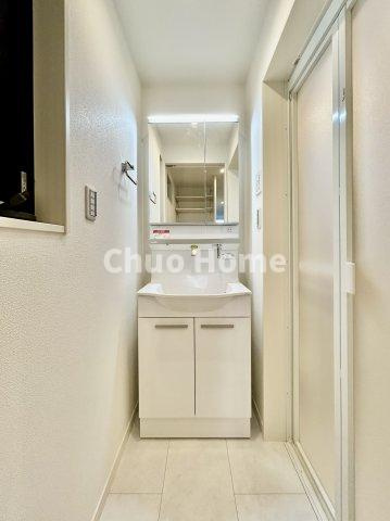 荒川区町屋3中古住宅の独立洗面台|【洗面化粧台】身だしなみを整えやすい事はもちろんですが、鏡の後ろに収納スペースを設ける事により、散らかりやすい洗面スペースをすっきりさせる事が出来るのも嬉しいですね