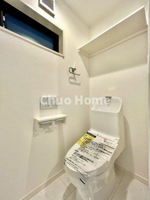 【トイレ】 | 荒川区町屋3中古住宅 | 【トイレ】 収納スペースをしっかりと確保した温水洗浄便座機能付きトイレ。温水洗浄便座は清潔にお使いいただくための大切なアイテムです。