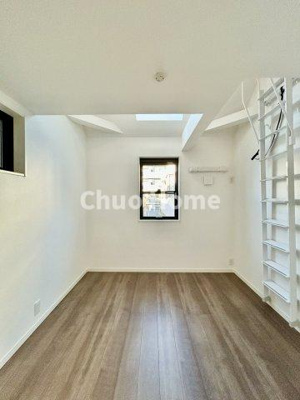 【洋室】 | 荒川区町屋3中古住宅 | 【洋室】快適に過ごす条件は、一人ひとり違います。だからこそ飾り過ぎないシンプルな内装と偏り過ぎないデザインで統一しております。居住していく中でオーナー様だけの【マイホーム】に創り上げて下さい