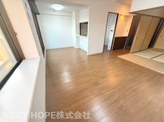 【居間・リビング】 | ステイツ雲雀丘花屋敷 | 南向きバルコニーに面した明るく開放的なLDKです♪休日はご家族でゆっくり寛げる癒しの空間です！！