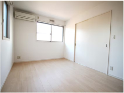 【寝室】 | ローベンハイツ上沢Ｂ | 広くて明るい寝室