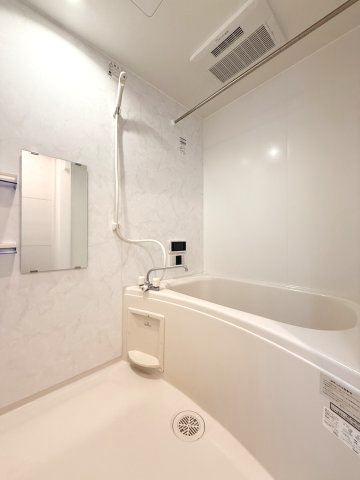 モアメゾン中央公園前の浴室|明るいお風呂です