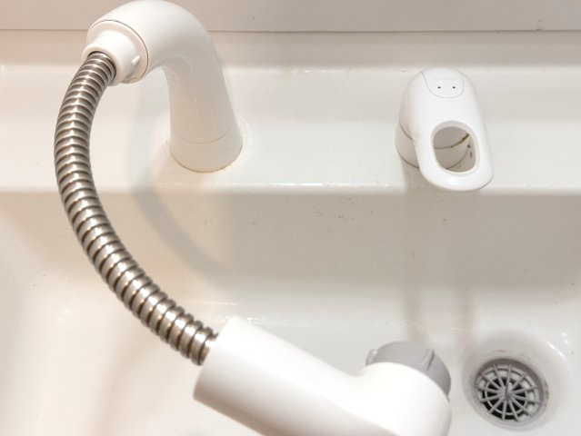 モアメゾン中央公園前の独立洗面台|ホースも伸ばせます