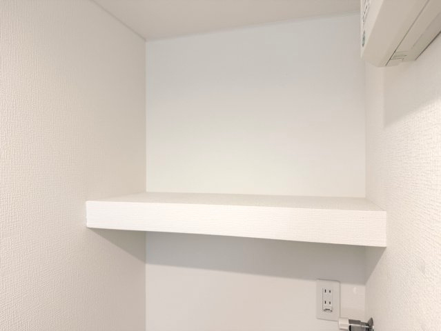 モアメゾン中央公園前の収納|洗濯機の上に棚があるのでとっても便利