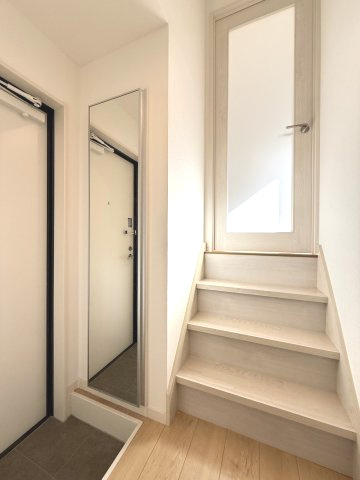 モアメゾン中央公園前の玄関|鏡がついたシューズボックス付き