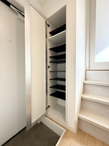 モアメゾン中央公園前の収納|たっぷりシューズが収納できます