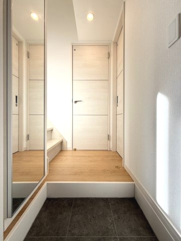 モアメゾン中央公園前の玄関|きれいな玄関