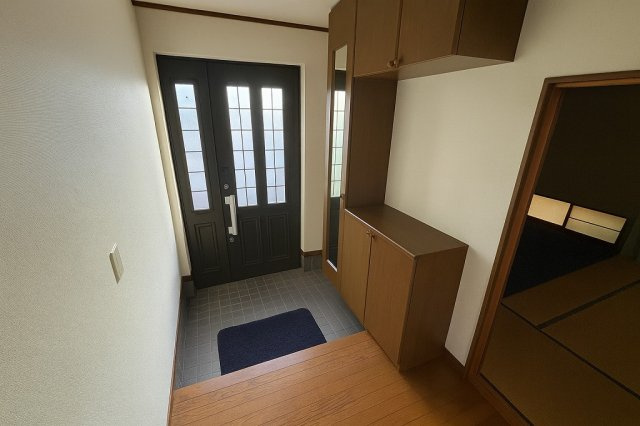 小牧市岩崎原１丁目　中古戸建の玄関|※AIで加工した写真となり現況と異なります。