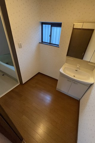 小牧市岩崎原１丁目　中古戸建の独立洗面台|※AIで加工した写真となり現況と異なります。