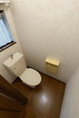 小牧市岩崎原１丁目　中古戸建のトイレ|※AIで加工した写真となり現況と異なります。