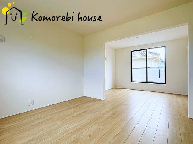 白岡市岡泉　新築一戸建て　リナージュ　01の寝室|開放的な寝室です
