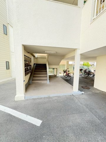 千里七尾マンションのエントランス