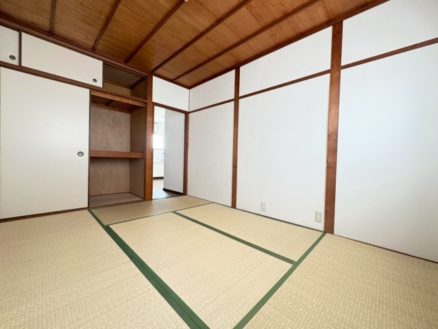 千里七尾マンションの洋室