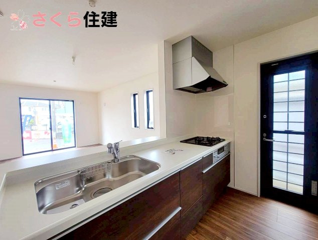 リーブルガーデン宇都宮駒生町第25　1号棟のキッチン|勝手口はゴミ出しなどの際に便利です◎
