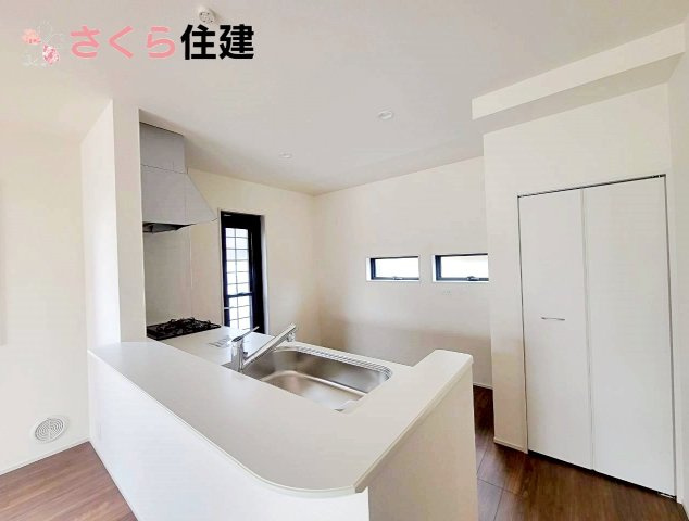 リーブルガーデン宇都宮駒生町第25　1号棟のキッチン|食品のストック収納などに便利なキッチン収納を完備◎