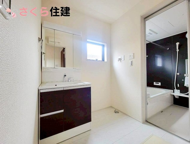 リーブルガーデン宇都宮駒生町第25　1号棟の内観：施工例|同社施工物件の写真です。３面鏡の裏にはたっぷりと収納スペースを標準装備！											
