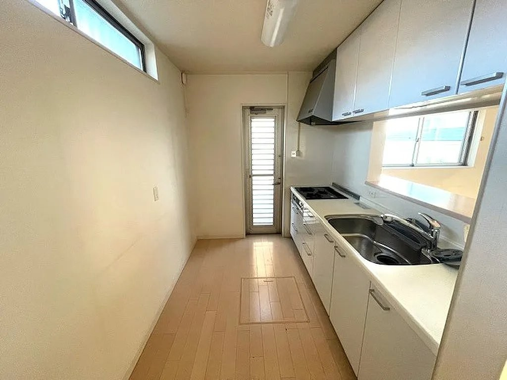 田原台９丁目　中古一戸建てのキッチン|対面キッチン　勝手口
■物件内覧・資金計画相談・住宅ローン相談、リフォーム相談、お問合せ受付中■
※当日・翌日のご内覧、ご相談はお電話でのお問合せがスムーズです！