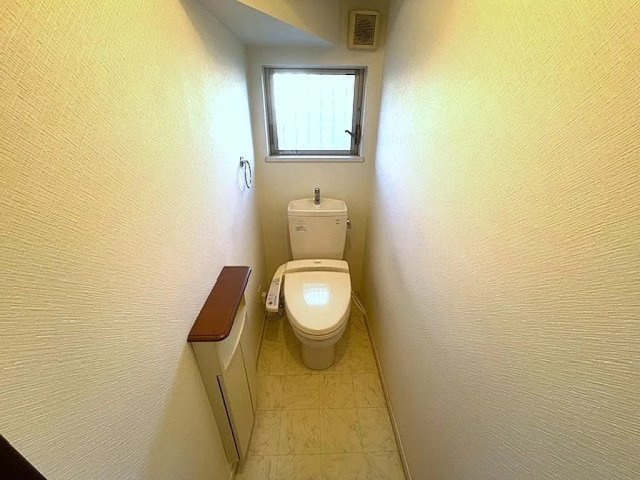 田原台９丁目　中古一戸建てのトイレ|温水洗浄便座付き
■物件内覧・資金計画相談・住宅ローン相談、リフォーム相談、お問合せ受付中■
※当日・翌日のご内覧、ご相談はお電話でのお問合せがスムーズです！
