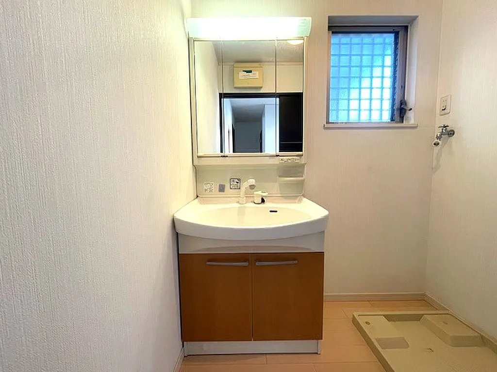田原台９丁目　中古一戸建ての独立洗面台|シャワー付き洗面化粧台
■物件内覧・資金計画相談・住宅ローン相談、リフォーム相談、お問合せ受付中■
※当日・翌日のご内覧、ご相談はお電話でのお問合せがスムーズです！