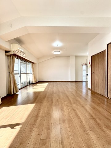 【リフォーム済】グランドメゾン守山3号棟 最上階（15F）の居間・リビング|LDKは平成24年6月に天井高変更工事が施されており、開放感のある室内です。