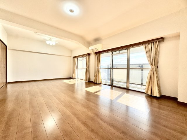 【リフォーム済】グランドメゾン守山3号棟 最上階（15F）の洋室|15階建ての最上階の為、陽当たりが良く明るい室内です。