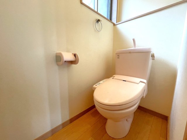 大津市松が丘5丁目　中古戸建のトイレ|トイレは1階と2階の合計2ヶ所ございます。