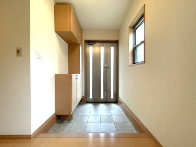 大津市松が丘5丁目　中古戸建の玄関|ゆったりとした玄関スペース。下駄箱付きです。