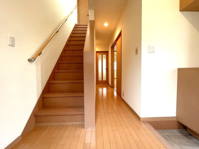 大津市松が丘5丁目　中古戸建の内装|全室6帖以上のゆったりとした間取り設計です。