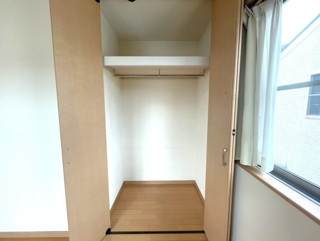 大津市松が丘5丁目　中古戸建の収納|各室にクローゼットなど収納スペースがございます。