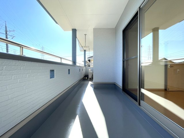 大津市松が丘5丁目　中古戸建のバルコニー|南面の大きなバルコニー。洗濯物や布団がたくさん干せます。