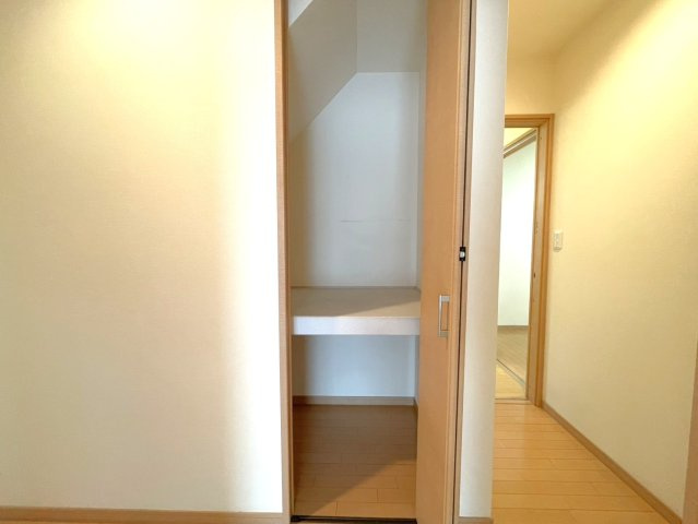 大津市松が丘5丁目　中古戸建の収納|階段下を利用した廊下収納スペースです。