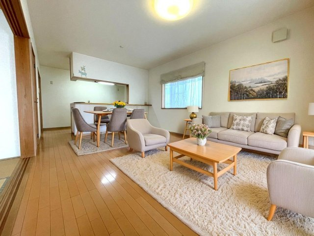 大津市松が丘5丁目　中古戸建の居間・リビング|LDKと和室が隣接しておりますので、2室で22帖の広さとなります。
※本画像はAI加工により家具を配置したイメージ写真です。実際の状態とは異なります。