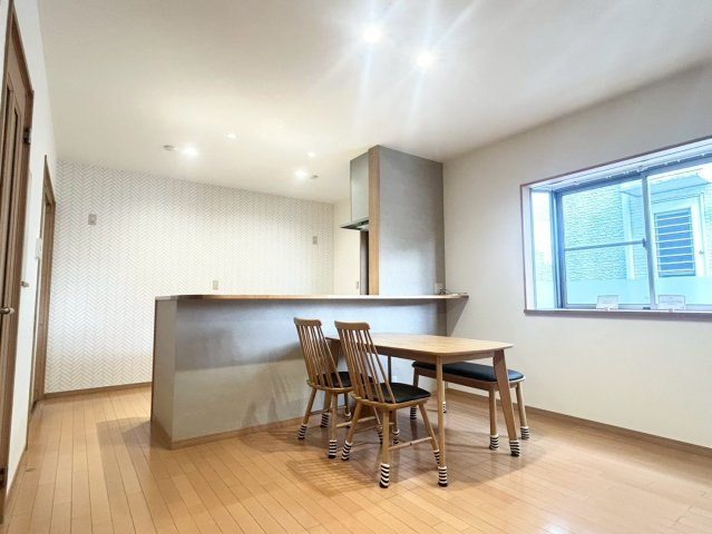 大津市松が丘5丁目　中古戸建の居間・リビング|LDK天井、壁クロス張替+ダウンライト新設+キッチン新調済。