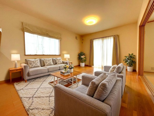 大津市松が丘5丁目　中古戸建の居間・リビング|16帖の南向きLDK。陽当たり、風通し良好です。
※本画像はAI加工により家具を配置したイメージ写真です。実際の状態とは異なります。