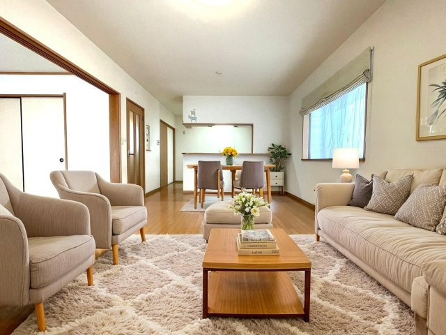 大津市松が丘5丁目　中古戸建の居間・リビング|LDK横に6帖の和室があるので、合計22帖の広々空間としてもお使いいただけます。
※本画像はAI加工により家具を配置したイメージ写真です。実際の状態とは異なります。