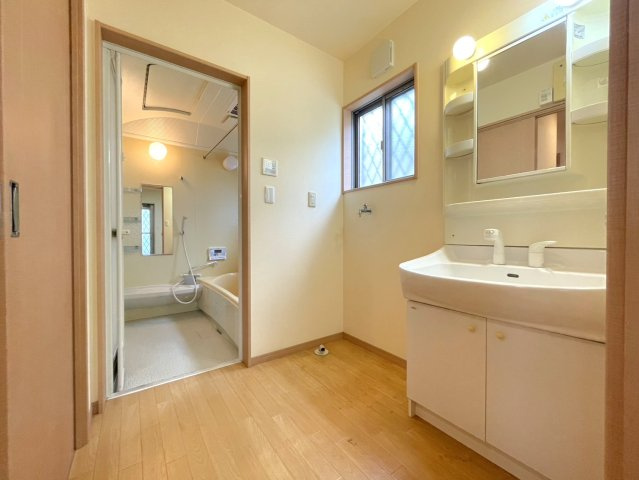 大津市松が丘5丁目　中古戸建の独立洗面台|洗面室は家事動線を考え、キッチン横に配置されております。