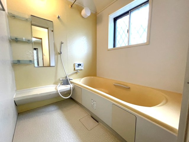 大津市松が丘5丁目　中古戸建の浴室|1坪タイプのユニットバス。浴室乾燥暖房機付きです。