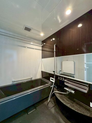 大津市大平2丁目　中古戸建ての浴室|1620タイプのユニットバス。黒を基調とし落ち着いた印象のバスルームは、1日の疲れを癒すリラックス空間に。