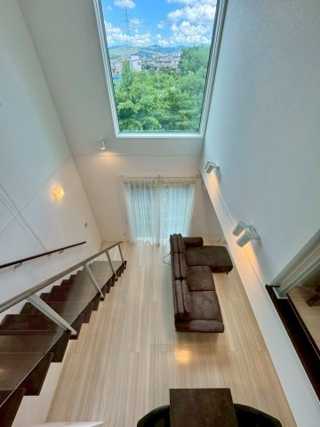 大津市大平2丁目　中古戸建ての展望|大きな窓と吹抜けの相性がばっちり。陽の光が降り注ぎ、とても開放的な空間を演出します。