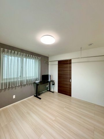 大津市大平2丁目　中古戸建ての洋室|2F 7帖洋室。南西向き2面窓のある明るいお部屋には、室内物干しがあります。