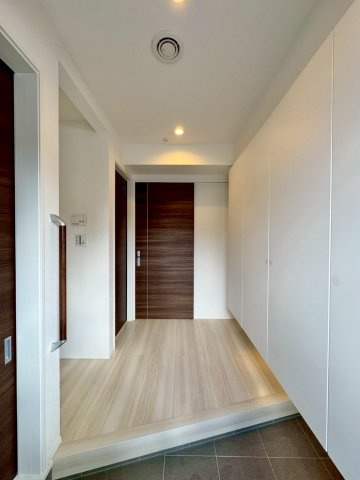 大津市大平2丁目　中古戸建ての玄関|スッキリとした印象の玄関。壁一面の収納があるので、ご家族分のお靴やお仕事の鞄などもまとめて収納が可能です。