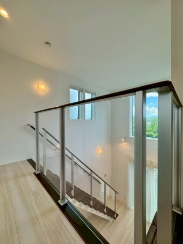 大津市大平2丁目　中古戸建ての内装|階段から2F廊下にかけた腰壁の部分をクリアにすることで、更に開放感が増します。