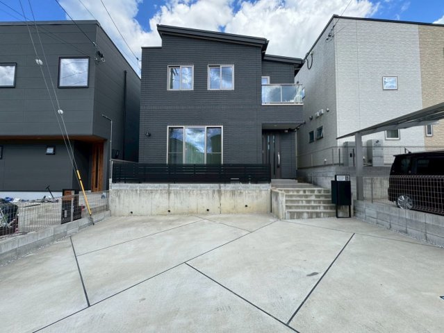 大津市大平2丁目　中古戸建ての外観|新規大型分譲地内に位置する為、生活インフラの整備も行き届いており、生活のしやすい環境です。