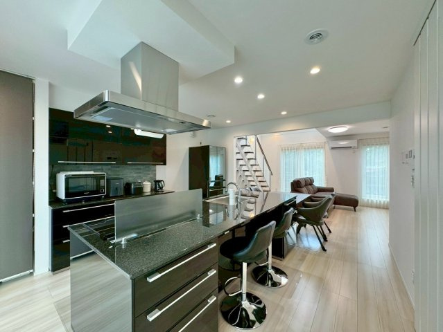 大津市大平2丁目　中古戸建ての居間・リビング|令和4年3月建築の築浅物件。室内丁寧にお使いの為、お手入れ不要でお住まいいただけます。