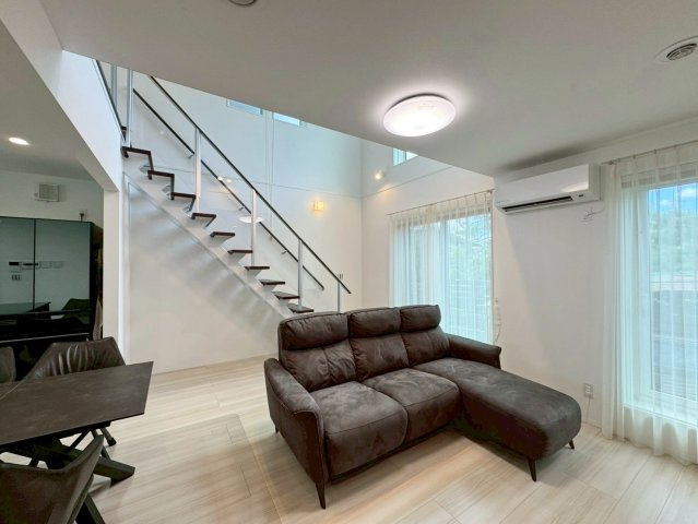 大津市大平2丁目　中古戸建ての居間・リビング|たくさんの窓から陽の光が降り注ぐ、明るいリビング。