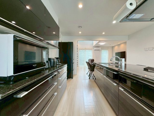 大津市大平2丁目　中古戸建てのキッチン|家族でお料理が楽しめるアイランドキッチンです。食器洗い乾燥機、カップボード付き。