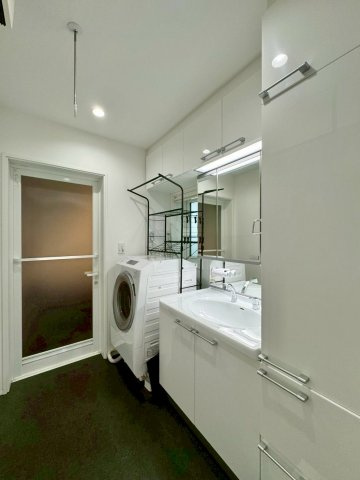 大津市大平2丁目　中古戸建ての洗面所|ゆったりとした洗面脱衣スペース。収納箇所豊富なので洗剤類のストックやお掃除用具、タオルなどを収納しておけて使い勝手抜群です。