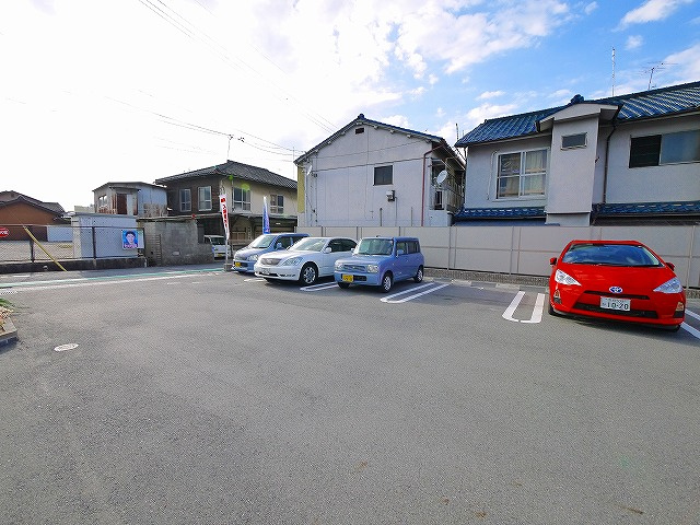 シェーネ　ユリの駐車場|車をお持ちの方に嬉しい駐車場付きの物件です