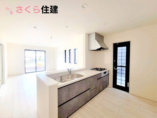 リーブルガーデン宇都宮駒生町第25　2号棟のキッチン|キッチン勝手口はゴミ出しの際などに重宝します◎